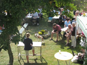 Sommerfest 2009: Blick über das Sommerfest und Tierärztin Manuela Feldmann beim Vortrag