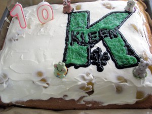 Die 10-Jahre-Praxisjubiläum-Torte samt Firmenlogo von Familie Vorwerk und Frau Grabowski! Danke für die Riesenüberraschung!