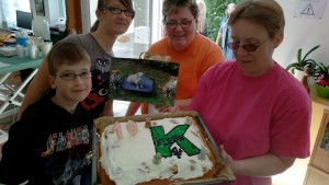 Die Überraschungstorte mit ihren "Erschaffern" Familie Vorwerk und Frau Grabowski