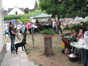 Mittendrin statt nur dabei. Im Hintergrund der Stand des Tierschutzvereins "für alle Felle" e. V., rechts das Kinderschminken.